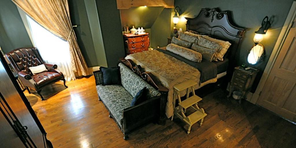 Creighton Manor Inn Bed & Breakfast Orillia Oda fotoğraf