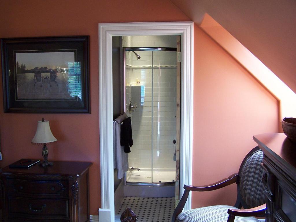 Creighton Manor Inn Bed & Breakfast Orillia Oda fotoğraf
