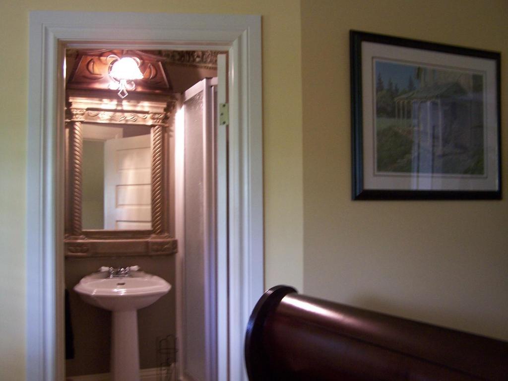 Creighton Manor Inn Bed & Breakfast Orillia Oda fotoğraf