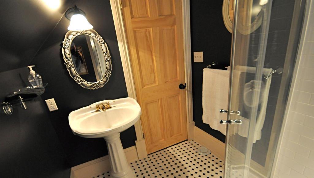 Creighton Manor Inn Bed & Breakfast Orillia Dış mekan fotoğraf
