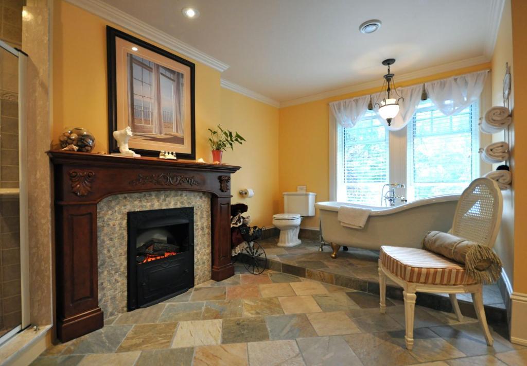 Creighton Manor Inn Bed & Breakfast Orillia Dış mekan fotoğraf